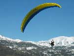 parapente en atterrissage à argeles-gazost, pyrenees