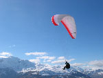 parapente en vol montagne pyrenees