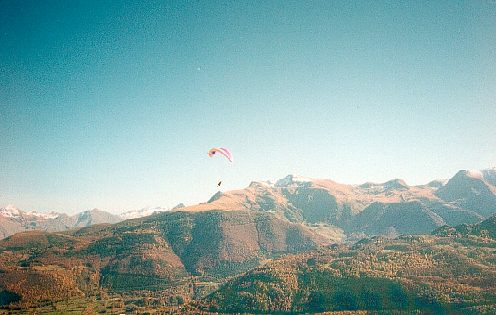 photo d'un parapente en vol en val d'Azun.